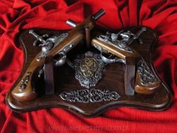 Dwa pistolety na drewnie