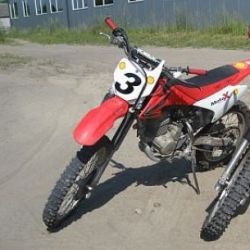 Jazda motocyklem crossowym