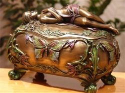 Szkatułka z aktem kobiety